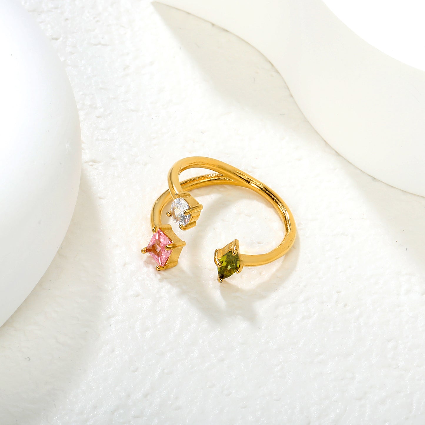 ANILLO 3 ZIRCONIAS GEOMETRICAS VERDE ROSA Y BLANCO