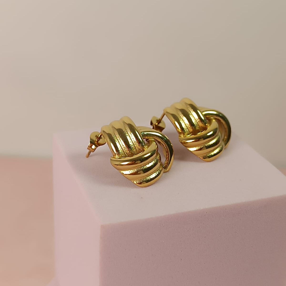ARETE NUDO ENTRELAZADO DORADO