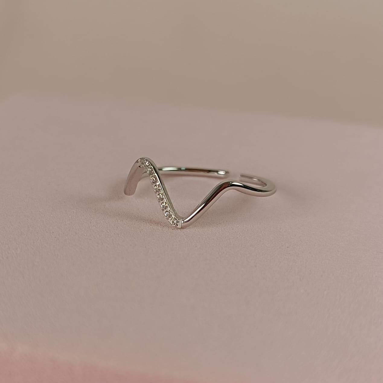 ANILLO V LINEA ZIRCONIA PLATEADA