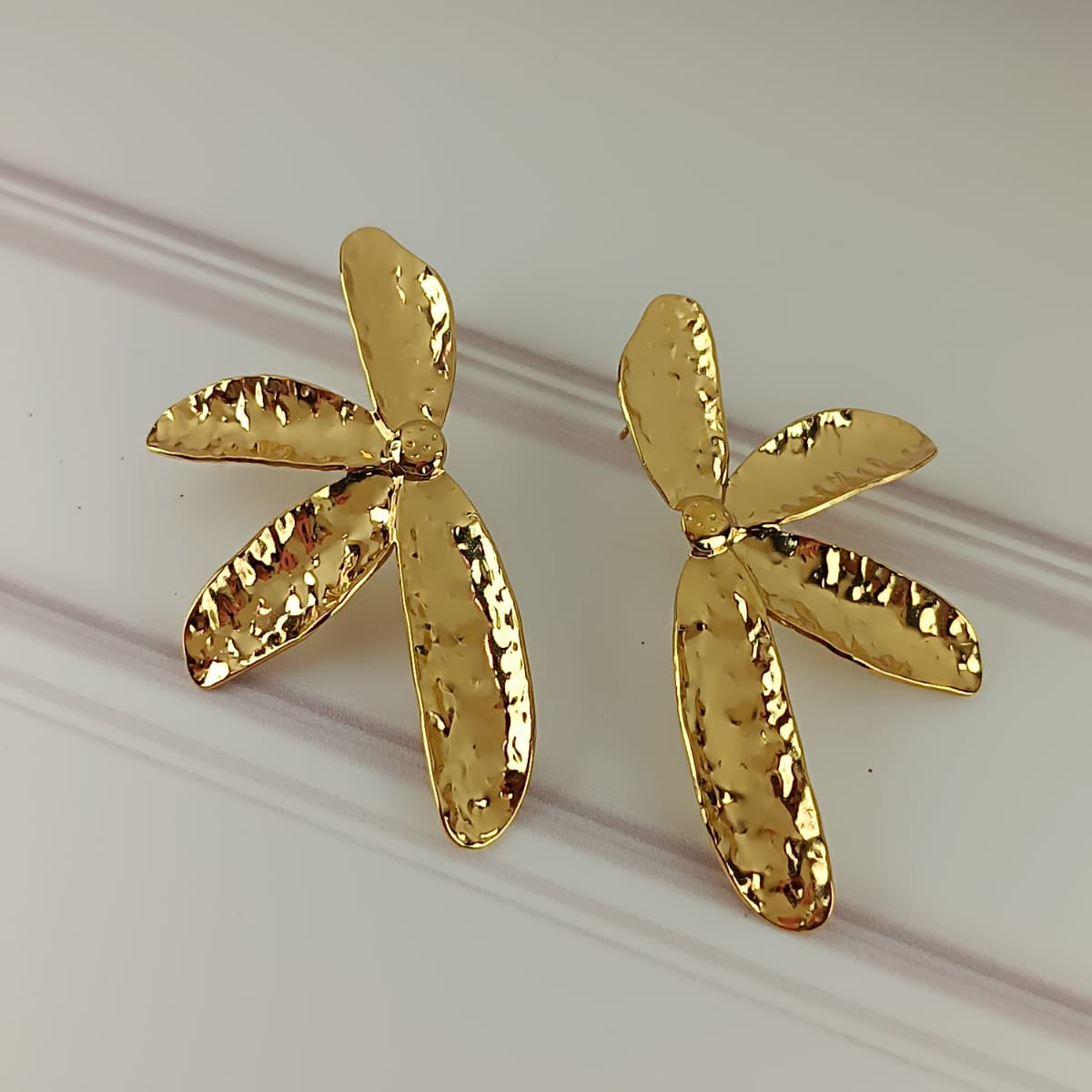 ARETES MEDIA FLOR MARTILLADA