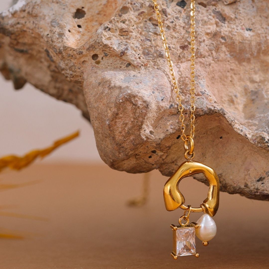 Collar perla de río y circonita