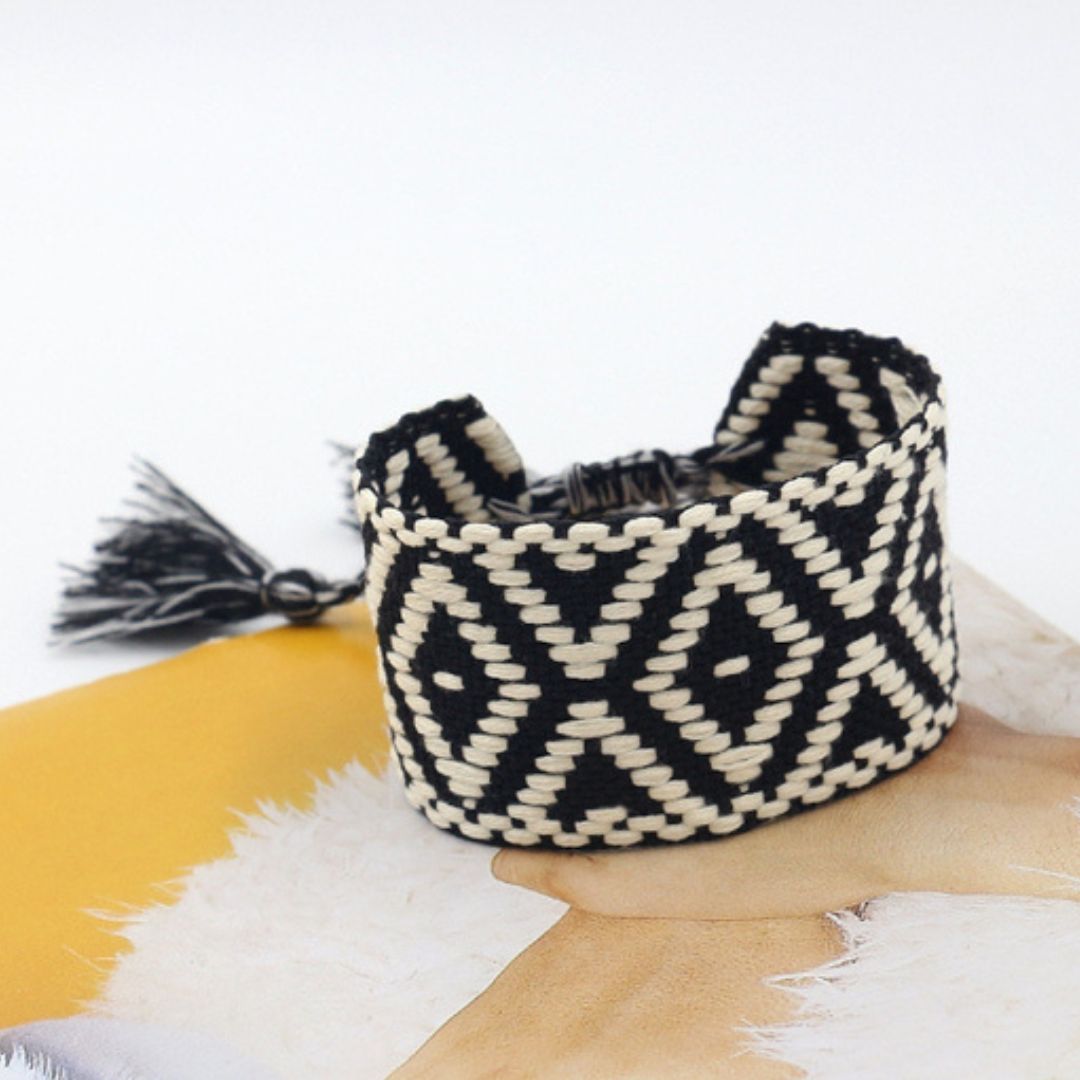 Pulsera tejida Tribal