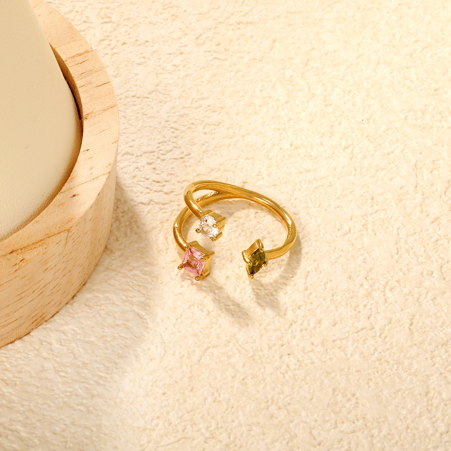 ANILLO 3  ZIRCONIAS GEOMETRICAS VERDE ROSA Y BLANCO