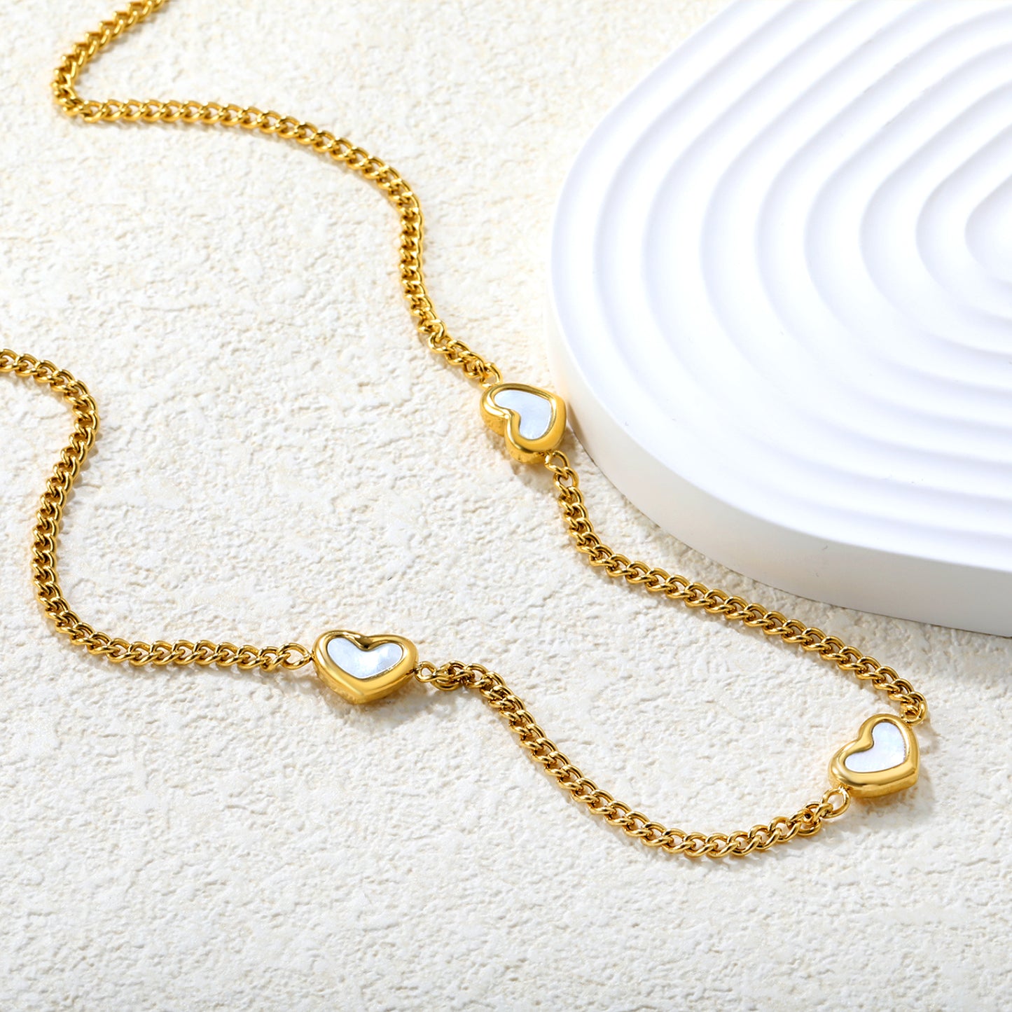 COLLAR TRES CORAZONES MADRE PERLA