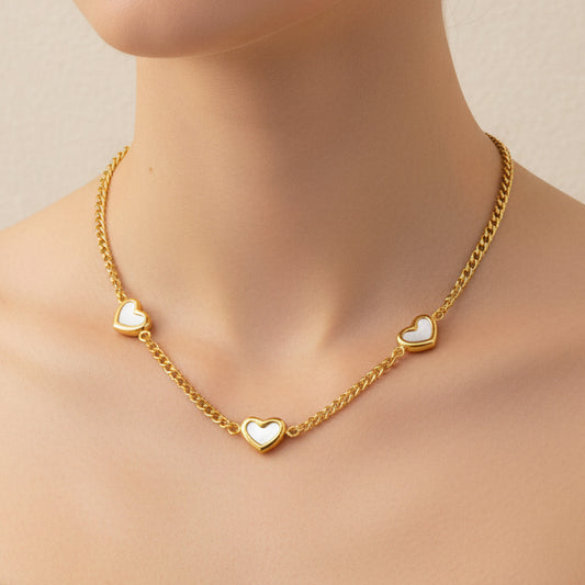 COLLAR TRES CORAZONES MADRE PERLA