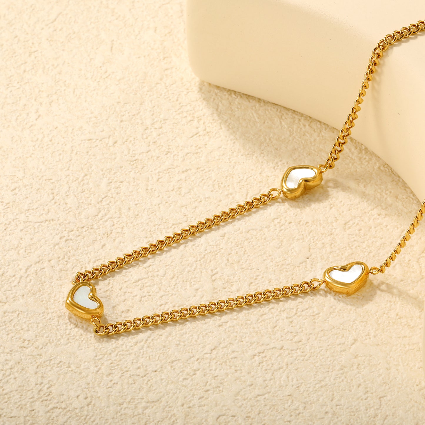 COLLAR TRES CORAZONES MADRE PERLA