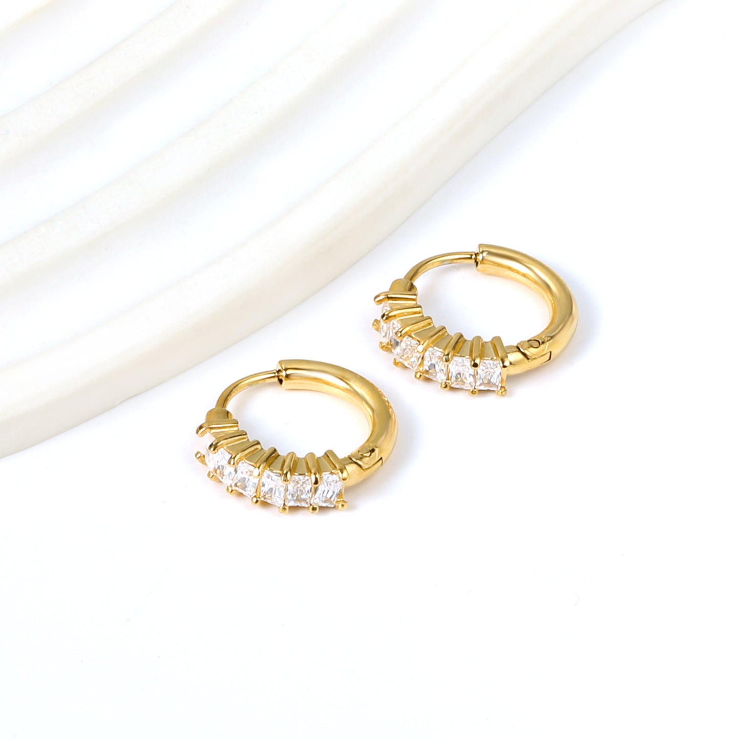 HOOP 6 ZIRCONIAS BLANCAS