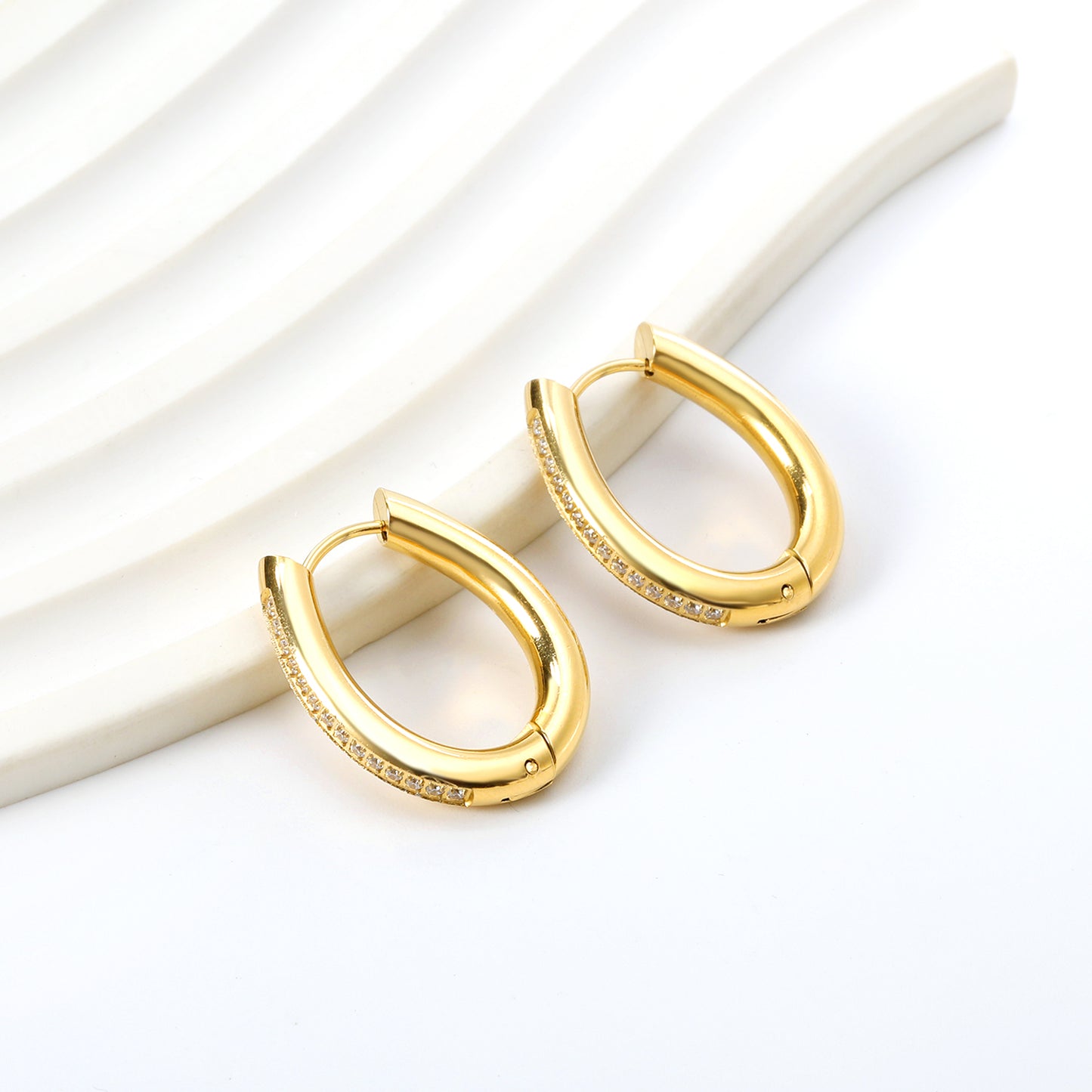HOOP U LINEA ZIRCONIAS DORADAS