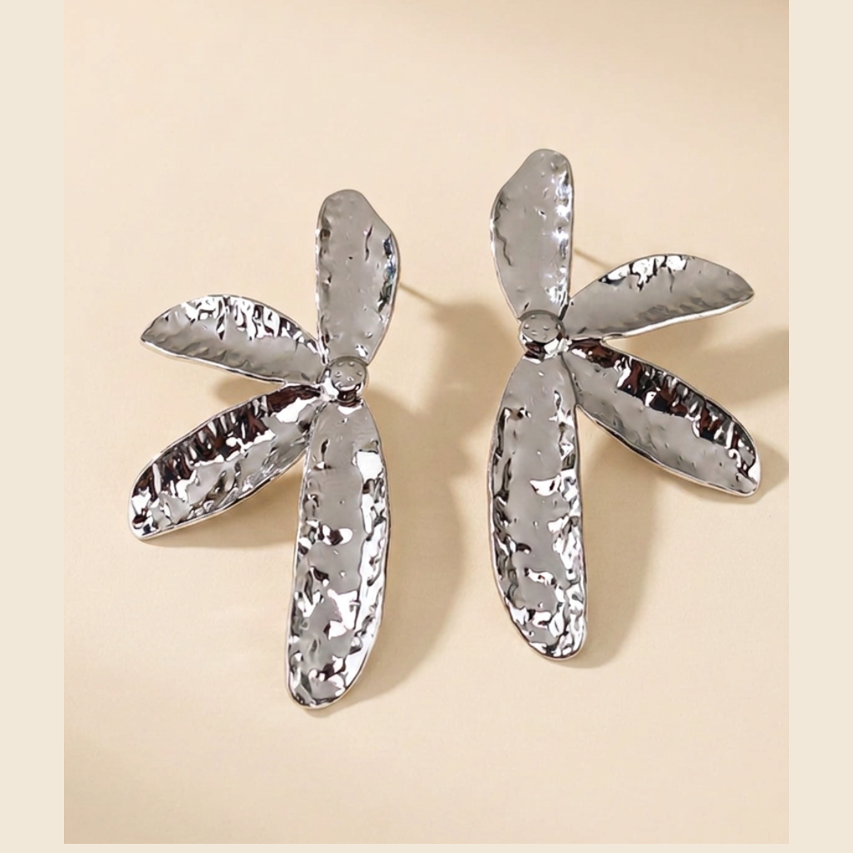 ARETES MEDIA FLOR MARTILLADA PLATEADO