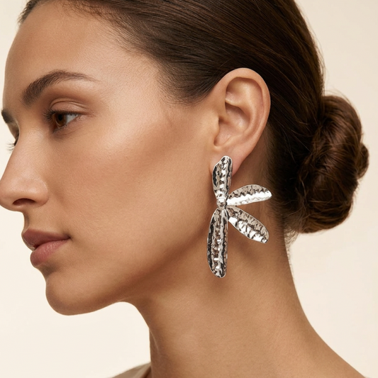 ARETES MEDIA FLOR MARTILLADA PLATEADO