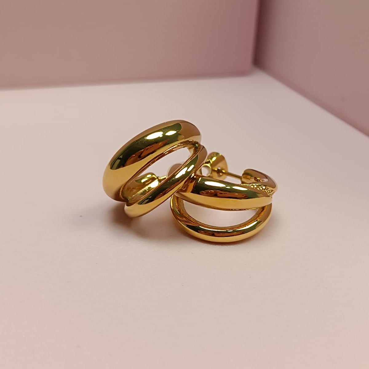 ARRACADA DOBLE C CON GRABADO DORADO