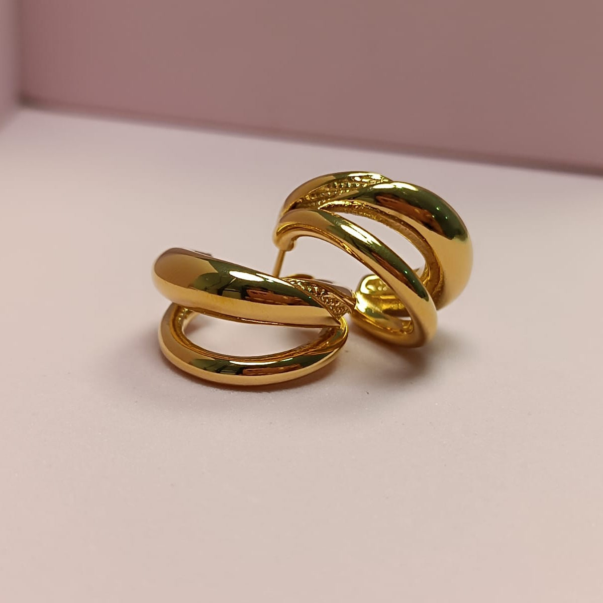 ARRACADA DOBLE C CON GRABADO DORADO