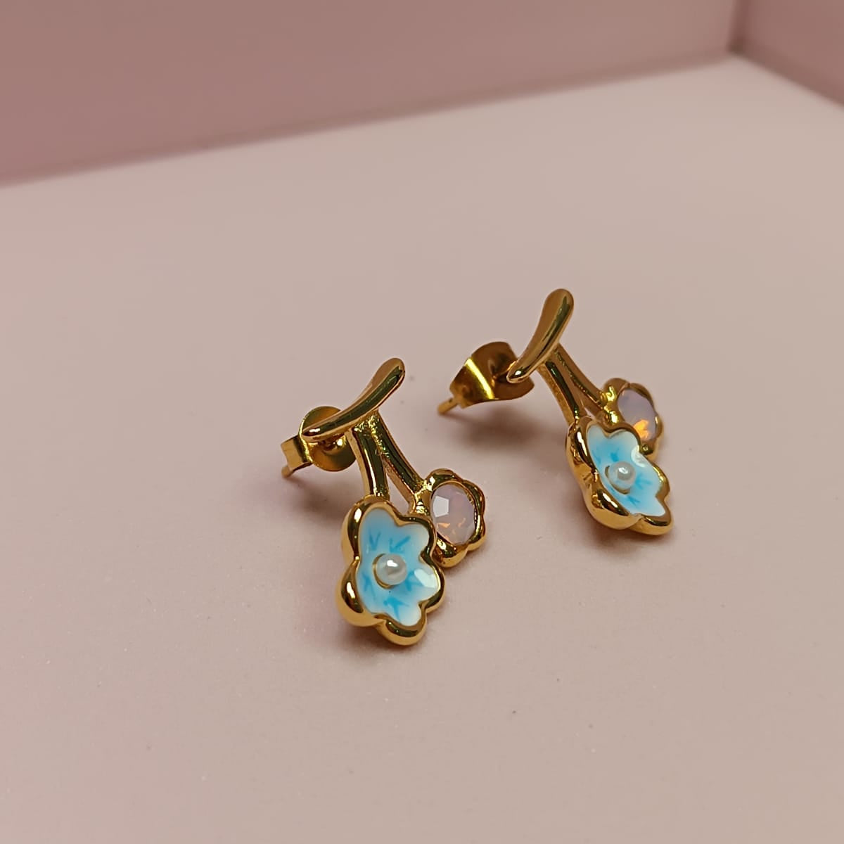 ARETE FLOR ESTAMLTADA ROSA AZUL