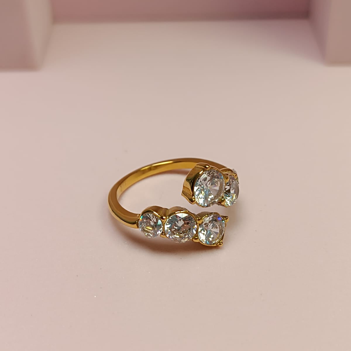 ANILLO 6 ZIRCONIAS REDONDAS
