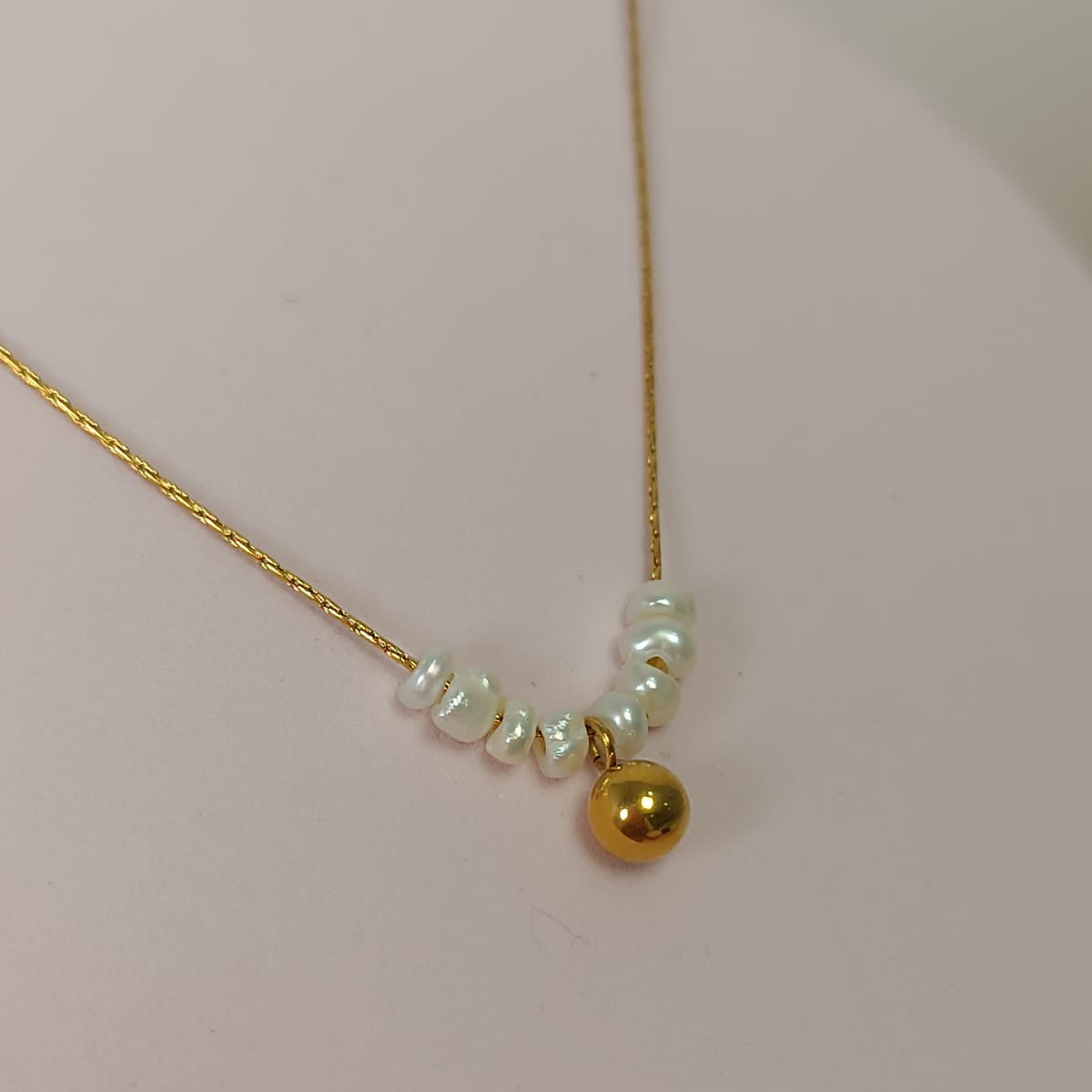 COLLAR MINI PERLAS Y ESFERA