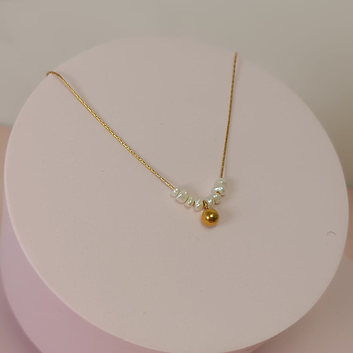COLLAR MINI PERLAS Y ESFERA