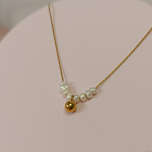 COLLAR MINI PERLAS Y ESFERA