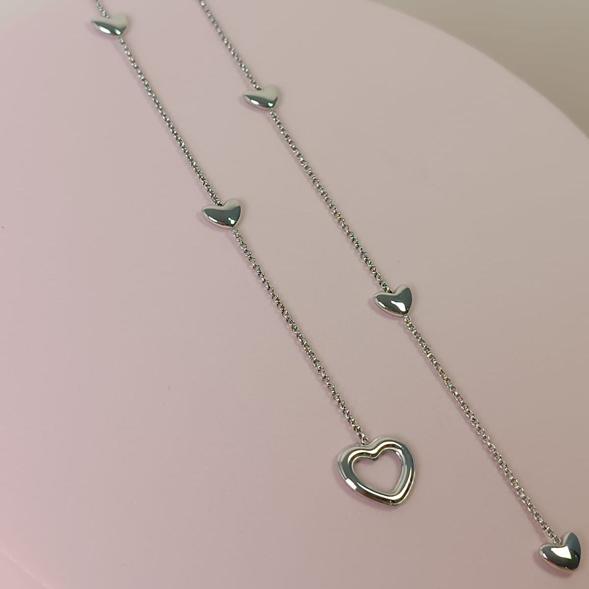 CORBATERO CORAZONES PULIDO PLATEADO