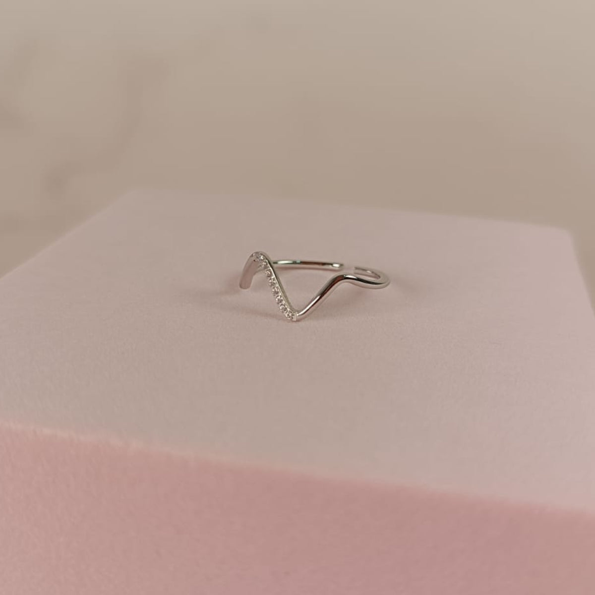 ANILLO V LINEA ZIRCONIA PLATEADA