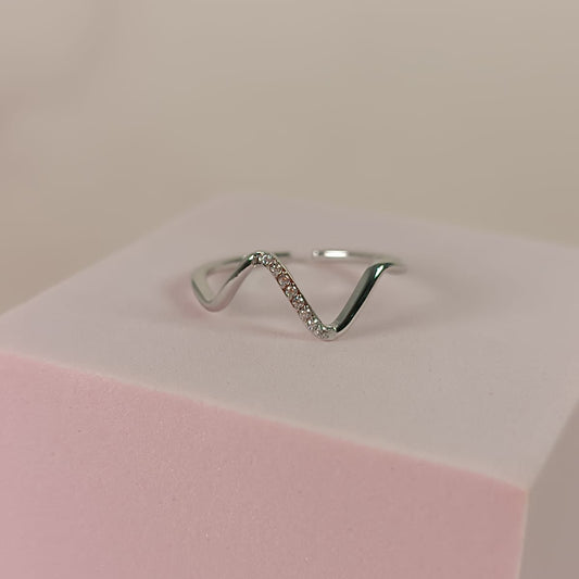 ANILLO V LINEA ZIRCONIA PLATEADA