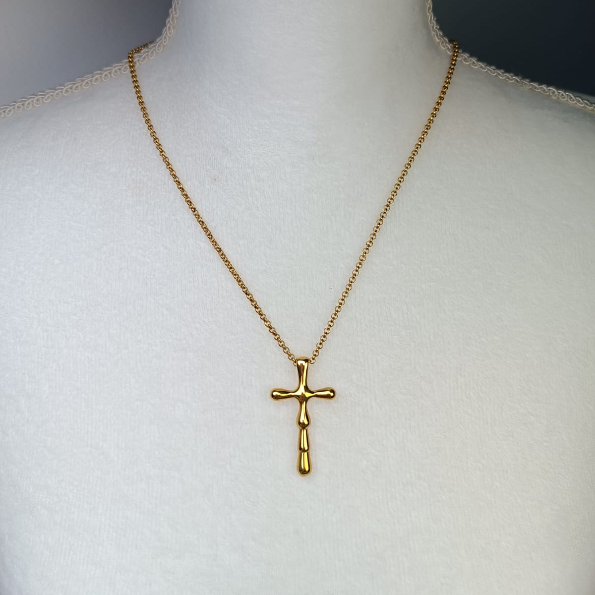 COLLAR CRUZ DERRETIDA DORADA