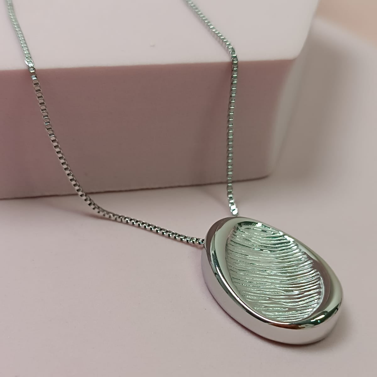 COLLAR OVALO CEPILLADO PLATEADO