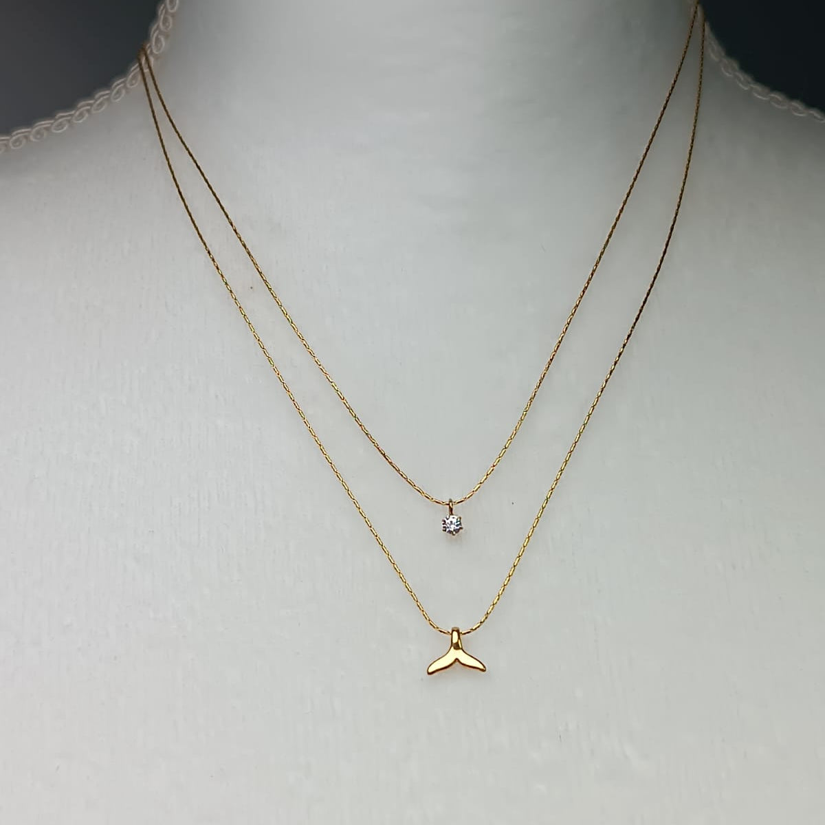 COLLAR DOBLE COLA DE BALLENA ZIRCONIA DORADO