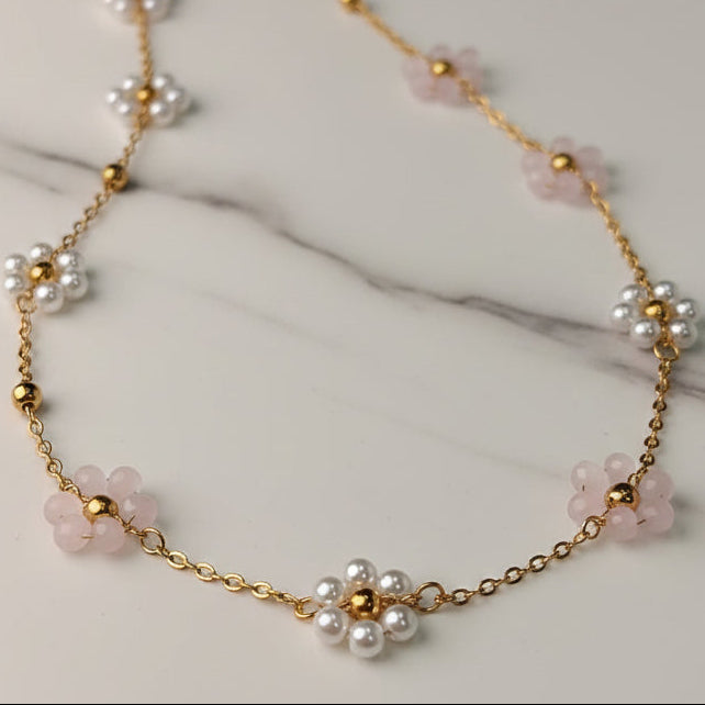 COLLAR FLORES ROSAS Y APERLADAS