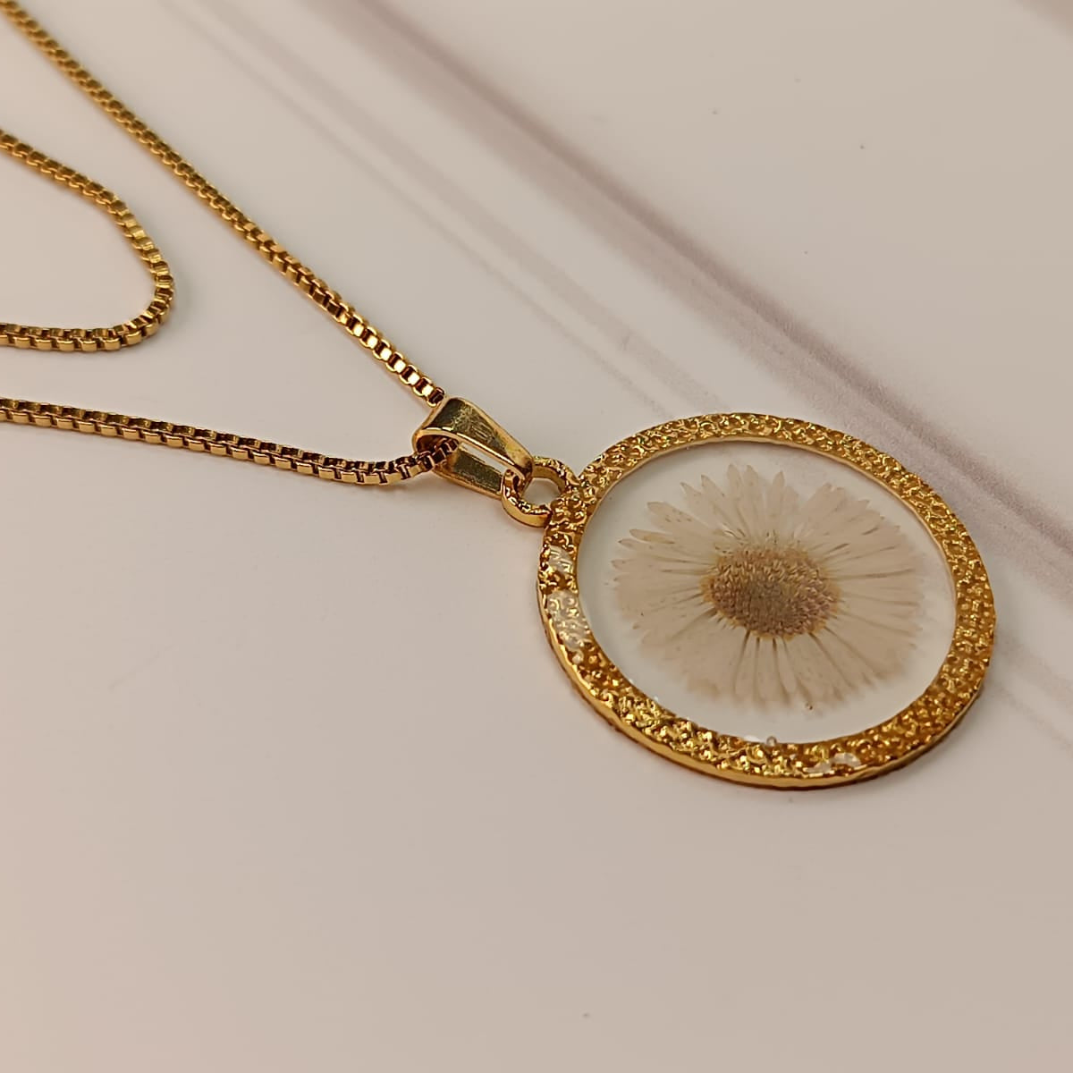 COLLAR FLOR BLANCA ENCAPSULADA