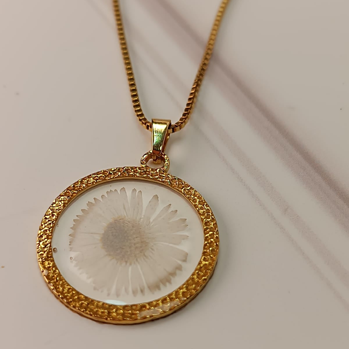 COLLAR FLOR BLANCA ENCAPSULADA