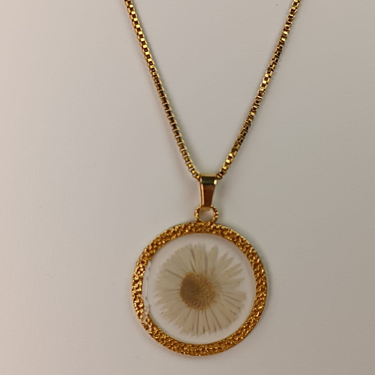 COLLAR FLOR BLANCA ENCAPSULADA