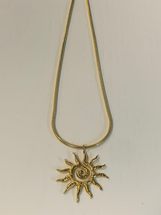 COLLAR SOL SILUETA DORADO
