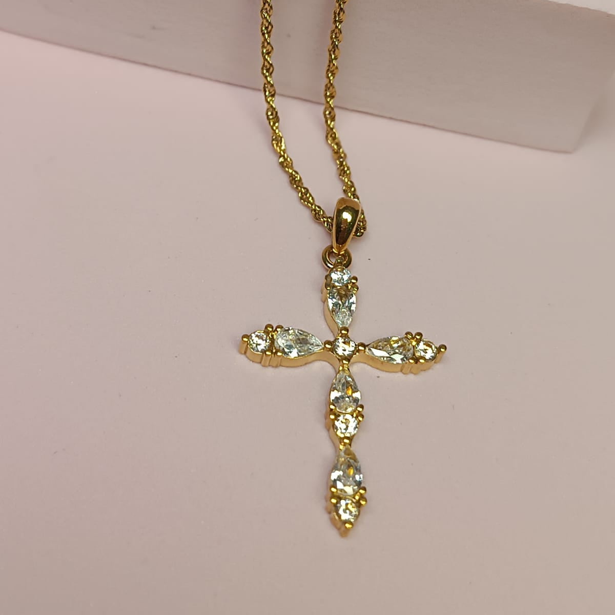 COLLAR CRUZ ZIRCONIA GOTA