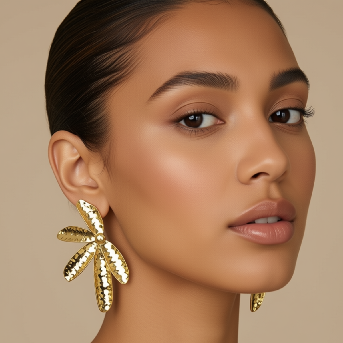 ARETES MEDIA FLOR MARTILLADA